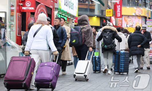 3월 18일 서울 명동거리를 찾은 외국인 관광객들. 2025.3.18/뉴스1 ⓒ News1 신웅수 기자