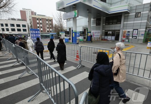 헌법재판소의 윤석열 대통령 탄핵심판 선고를 이틀 앞둔 2일 오후 서울 종로구 헌법재판소 일대가 통제되기 시작하면서 안국역 사거리에 위치한 주유소가 휴업 중에 있다. 2025.4.2/뉴스1 ⓒ News1 장수영 기자