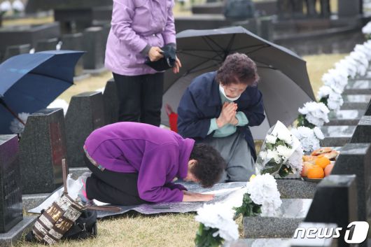 작년 4월3일 제76주년 4·3희생자 추념식 봉행에 앞서 제주시 봉개동 제주4·3평화공원 행방불명인 묘역에서 유족들이 희생자의 넋을 기리고 있다.(제주도사진기자회) 2024.4.3/뉴스1 ⓒ News1 오현지 기자