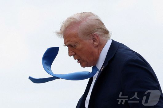 도널드 트럼프 미국 대통령이 지난 3월 28일(현지시간) 미국 플로리다주 웨스트팜비치에 도착해 에어포스원에서 내리고 있다. ⓒ 로이터=뉴스1 ⓒ News1 류정민 특파원