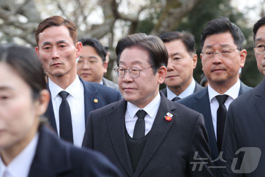 이재명 더불어민주당 대표가 3일 오전 제주시 봉개동 제주4·3평화공원에서 열린 제77주년 4·3 희생자 추념식에 참석하고 있다.(제주도사진기자회. 재판매 및 DB 금지) 2025.4.3/뉴스1 ⓒ News1 오미란 기자