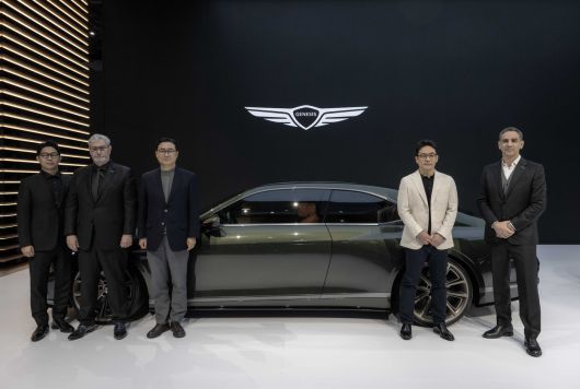 (왼쪽부터) 송민규 제네시스사업본부장 부사장, 루크 동커볼케 현대차그룹 CDO 겸 CCO 사장, 정유석 현대차 국내사업본부장 부사장, 윤일헌 제네시스디자인센터장 상무, 현대모터스포츠법인장 겸 제네시스 마그마 레이싱 총감독 시릴 아비테불이 3일 경기 고양 킨텍스에서 열린 '2025 서울모빌리티쇼' 언론 공개 행사를 마친 뒤 콘셉트카 '엑스 그란 쿠페' 앞에서 기념 촬영하는 모습(제네시스 제공). 2025.04.03.