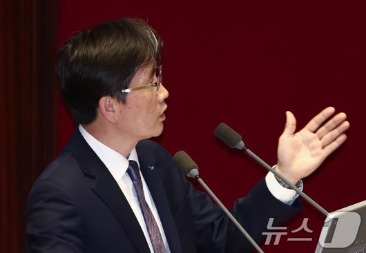 오동운 공수처장이 3일 오후 서울 여의도 국회에서 열린 본회의 긴급현안질문에서 장동혁 국민의힘 의원의 윤석열 대통령에 대한 공수처 수사 관련 질의에 답변하고 있다. 2025.4.3/뉴스1 ⓒ News1 김민지 기자