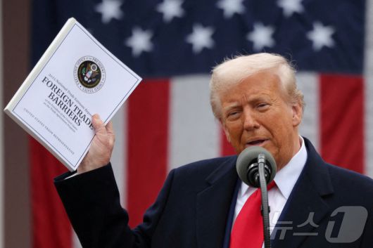 도널드 트럼프 미국 대통령이 2일(현지시간) 미국 워싱턴DC 백악관 로즈가든에서 상호관세 부과와 관련한 연설을 하면서 '2025 무역 장벽 보고서' 문서를 들어 보이고 있다. ⓒ 로이터=뉴스1 ⓒ News1 류정민 특파원