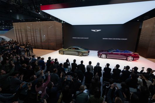 3일 경기 고양 킨텍스에서 열린 '2025 서울모빌리티쇼' 언론 공개 행사에서 (왼쪽부터) 제네시스 '엑스 그란 쿠페'와 '엑스 그란 컨버터블'가 취재진에 공개되고 있다(제네시스 제공). 2025.04.03.