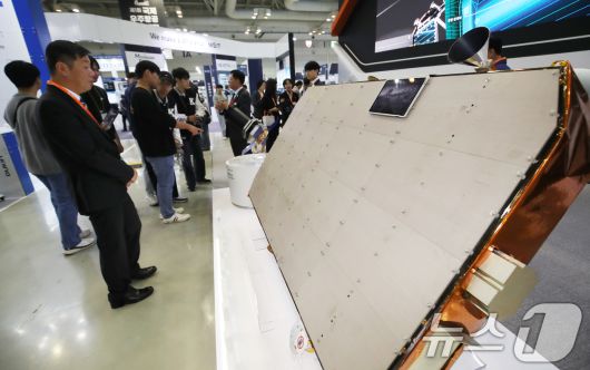 (사진은 기사 내용과 무관함) 23일 경남 창원컨벤션센터에서 열린 제1회 국제우주항공기술대전(AEROTEC 2024)에서 관람객들이 한화에어로스페이스 부스를 찾아 초소형 SAR 위성을 둘러보고 있다.  2024.10.23/뉴스1 ⓒ News1 윤일지 기자