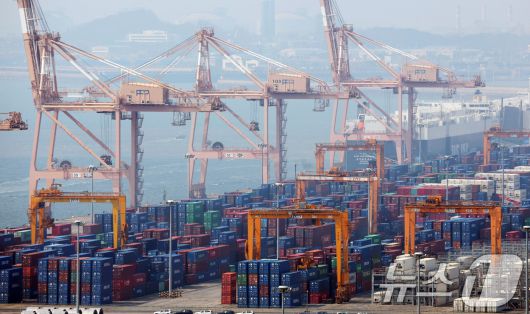 3일 오후 경기 평택시 포승읍 평택항 수출 야적장에 컨테이너들이 쌓여있다. 미국 정부가 2일(현지시간) 한국산 수입품에 25%의 상호관세(reciprocal tariffs)를 부과한다고 공식 발표했다. 또한 트럼프 대통령은 이날 자동차에 대한 25% 관세는 3일 0시부터 부과할 계획이라고 재확인했다. 2025.4.3/뉴스1 ⓒ News1 김영운 기자