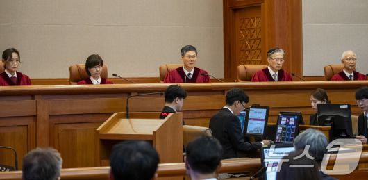 4일 서울 종로구 헌법재판소 대심판정에서 열린 윤석열 대통령의 탄핵심판 선고에서 문형배 헌법재판소장 직무대행이 윤석열 대통령 탄핵심판 선고를 하고 있다. 이날 헌법재판소는 재판관 전원 일치 의견으로 윤 대통령 파면을 결정했다. 2025.4.4/뉴스1 ⓒ News1 사진공동취재단