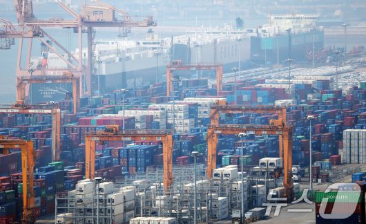 지난 3일 오후 경기 평택시 포승읍 평택항 수출 야적장에 컨테이너들이 쌓여있다. 2025.4.3/뉴스1 ⓒ News1 김영운 기자