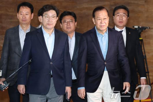 권영세 국민의힘 비상대책위원장과 권성동 원내대표가 6일 오후 서울 여의도 국회에서 열린 비상의원총회에 참석하고 있다. 2025.4.6/뉴스1 ⓒ News1 이광호 기자