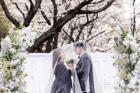 낭만적인 분위기를 연출한 웨딩 로드에 참여한 커플의 모습(하루채 제공)