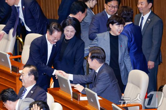 이재명 더불어민주당 대표가 4일 오후 서울 여의도 국회에서 열린 제424회국회(임시회) 제1차 본회의에서 허영, 최민희 의원과 악수하고 있다. 2025.4.4/뉴스1 ⓒ News1 안은나 기자