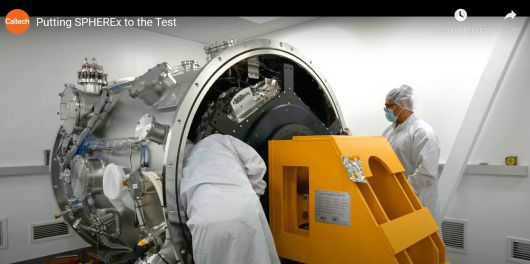 한국천문연구원과 NASA가 공동 개발한 적외선 영상분광 망원경 '스피어엑스'가 우주 환경을 모사한 극저온 진공체임버에서 성능 검증을 받는 모습. 챔버를 제작한 건 국내 강소기업 SAT다.(캘리포니아 공과대 유튜브 갈무리/한국천문연구원 제공)