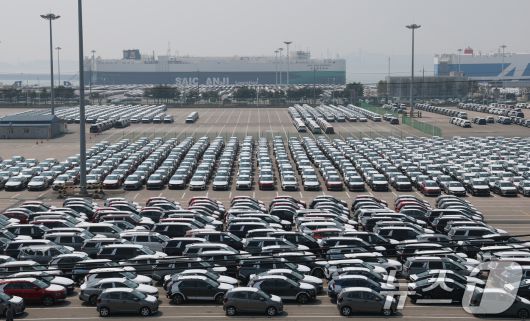 3일 오후 경기 평택시 포승읍 평택항 자동차전용부두에 수출용 차량들이 세워져 있다. 2025.4.3/뉴스1 ⓒ News1 김영운 기자