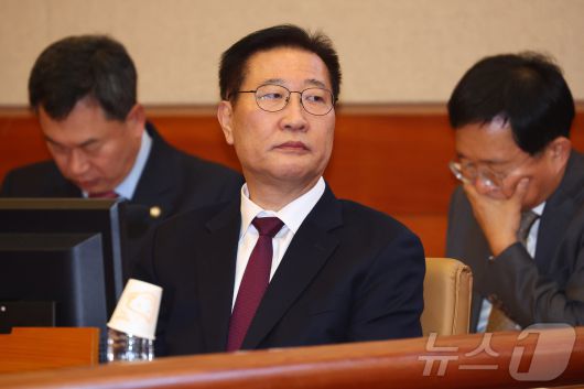 박성재 법무부 장관이 18일 서울 종로구 헌법재판소에서 열린 탄핵심판 1회 변론에 출석해 착석해 있다. (공동취재) 2025.3.18/뉴스1 ⓒ News1 김명섭 기자