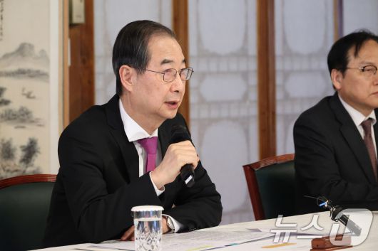 한덕수 대통령 권한대행 국무총리가 3일 서울 종로구 삼청동 총리공관에서 열린 경제안보전략 TF 회의에서 발언을 하고 있다. (총리실 제공, 재판매 및 DB 금지) 2025.4.3/뉴스1 ⓒ News1 임세영 기자