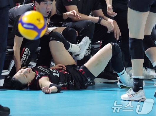 6일 오후 대전 중구 충무체육관에서 열린 프로배구 '2024-2025 도드람 V리그' 여자부 챔피언결정전 4차전, 정관장과 흥국생명의 경기에서 정관장 표승주가 볼을 받기 위해 몸을 날렸으나 놓쳐 아쉬워 하고 있다. 2025.4.6/뉴스1 ⓒ News1 박정호 기자
