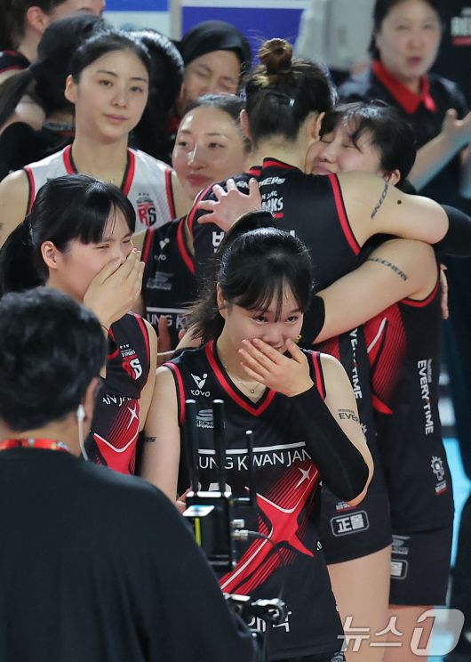 6일 오후 대전 중구 충무체육관에서 열린 프로배구 '2024-2025 도드람 V리그' 여자부 챔피언결정전 4차전, 정관장과 흥국생명의 경기에서 5세트 접전 끝에 승리하며 승부를 원점으로 만든 정관장 선수들이 기뻐하고 있다. 2025.4.6/뉴스1 ⓒ News1 박정호 기자