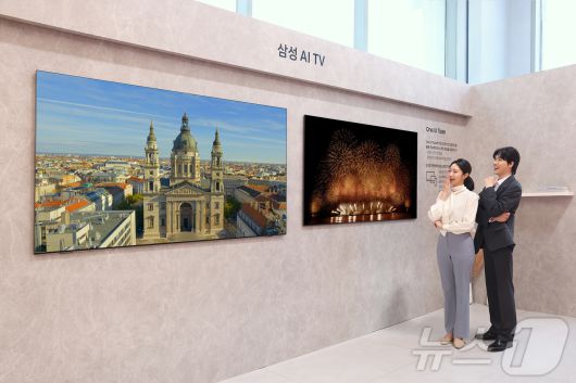 삼성전자 모델이 삼성 강남에서 진행된 'Unbox & Discover 2025' 행사에 한층 진화된 신규 AI 기능이 적용된 2025년 AI TV 신제품을 소개하고 있다(삼성전자 제공). ⓒ 뉴스1