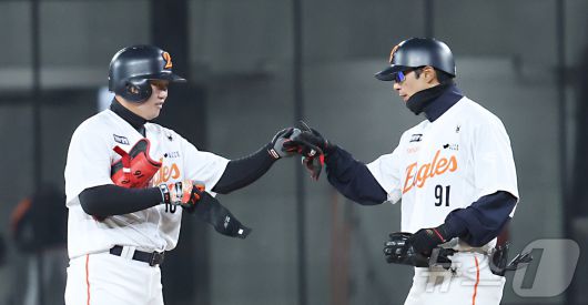 17일 대전 한화생명 볼파크에서 열린 2025 프로야구 KBO리그 한화이글스와 삼성라이온즈의 시범경기에서 4회말 1사 1,2루에서 한화 하주석이 1타점 안타를 치고 있다. 2025.3.17/뉴스1 ⓒ News1 김기남 기자