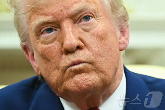 도널드 트럼프 미국 대통령의 상호 관세 유예 결정에 삼성전자 및 애플 등 스마트폰 업계가 당장 한숨을 돌렸다. ⓒ AFP=뉴스1