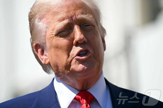 도널드 트럼프 미국 대통령이 9일(현지시간) 워싱턴 백악관에서 열린 자동차 경주 선수들과 개최한 행사서 “관세 타격을 많이 입는 미국 기업들을 들여다 보겠다”고 밝히고 있다. 2025.04.10 ⓒ AFP=뉴스1 ⓒ News1 우동명 기자