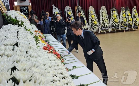 유승민 전 국민의힘 의원이 10일 오후 대구 동구청 대회의실에 마련된 산불 진화 헬기 조종사 고(故) 정궁호 기장의 추모 분향소를 찾아 조문하고 있다. 2025.4.10/뉴스1 ⓒ News1 남승렬 기자