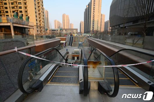 29일 홍콩 법원으로부터 청산 명령을 받은 중국 부동산 개발업체 헝다그룹이 베이징에 소유한 상업시설이 에스컬레이터 가동이 멈춰서는 등 굳게 폐쇄된 모습이다. 이날 홍콩 법원은 헝다그룹이 실현 가능한 구조조정안을 내놓지 못했다며 국제 채권단의 손을 들어줬다. 그러나 헝다그룹 측은 채권단 권익 보장을 전제로 경영을 강행하겠다고 밝혔다. 2024.1.29. ⓒ AFP=뉴스1 ⓒ News1 김성식 기자