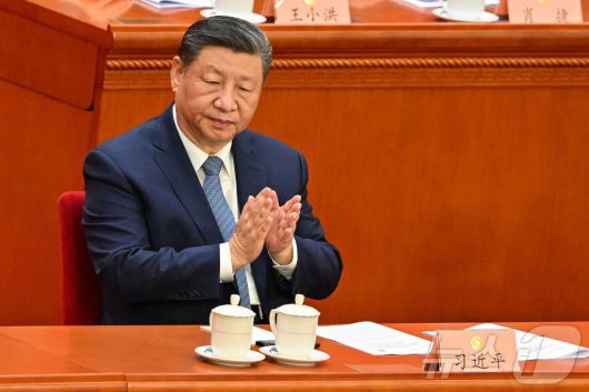 시진핑 중국 국가 주석이 4일(현지시간) 베이징 인민대회당에서 열린 제14기 전국인민정치협상회의(정협) 개막식에 참석해 박수를 치고 있다. 2025.03.05 ⓒ AFP=뉴스1 ⓒ News1 우동명 기자