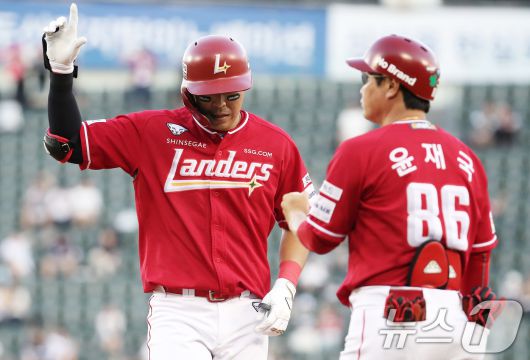 30일 오후 서울 송파구 잠실야구장에서 열린 프로야구 '2024 신한 SOL 뱅크 KBO리그' SSG 랜더스와 두산 베어스의 경기에서 7회초 선두타자로 나선 SSG 한유섬이 안타를 때린 후 기뻐하고 있다. 2024.6.30/뉴스1 ⓒ News1 오대일 기자