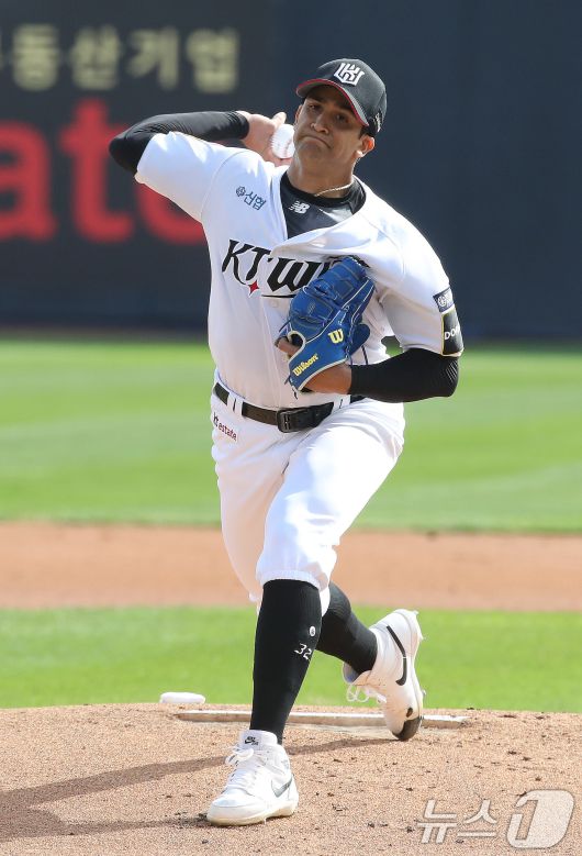 9일 오후 경기 수원시 장안구 KT 위즈파크에서 열린 프로야구 '2024 신한 SOL 뱅크 KBO 포스트시즌' 준플레이오프 4차전 LG 트윈스와 kt 위즈의 경기에서 kt 쿠에바스가 역투하고 있다. 2024.10.9/뉴스1 ⓒ News1 임세영 기자