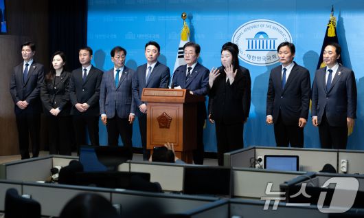 제21대 대통령선거에 출마를 선언한 이재명 더불어민주당 전 대표가 11일 오전 서울 여의도 국회 소통관에서 기자회견을 열고 비전 및 캠프 인선을 발표하고 있다. 2025.4.11/뉴스1 ⓒ News1 이재명 기자