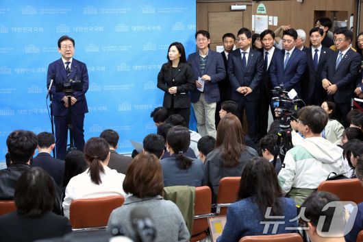 제21대 대통령선거에 출마를 선언한 이재명 더불어민주당 전 대표가 11일 오전 서울 여의도 국회 소통관에서 비전 및 캠프 인선을 발표를 마친 후 취재진 질문에 답변하고 있다. (공동취재) 2025.4.11/뉴스1 ⓒ News1 이재명 기자