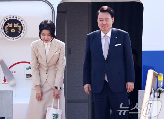 윤석열 전 대통령과 김건희 여사가  지난해 6월10일 오전 경기 성남시 서울공항에서 중앙아시아 3개국 순방을 위해 공군 1호기에 탑승하며 인사하고 있다.  /뉴스1 ⓒ News1 구윤성 기자