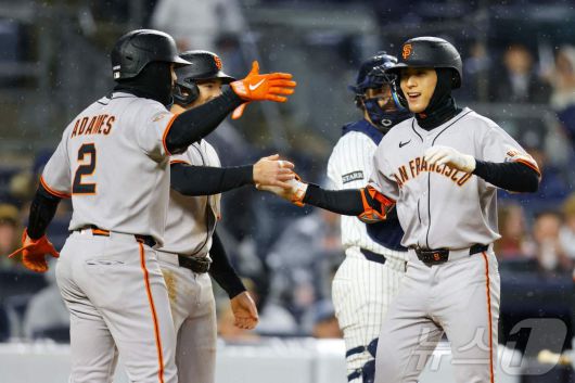 샌프란시스코 이정후(오른쪽)가 양키스 원정에서 홈런을 친 뒤 동료들과 기뻐하고 있다.ⓒ AFP=뉴스1