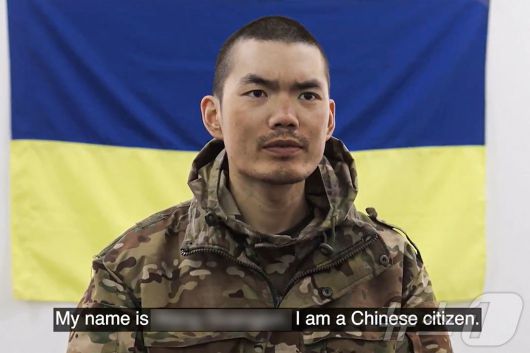 10일(현지시간) 러시아군을 도와 전쟁에 참전 중 생포된 중국인이 질문에 답변을 하고 있는 모습을 볼로디미르 젤렌스키 우크라이나 대통령이 페이스 북에 공개했다. 2025.04.11 ⓒ AFP=뉴스1 ⓒ News1 우동명 기자