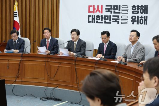 권성동 국민의힘 원내대표가 11일 오전 서울 여의도 국회에서 열린 원내대책회의에서 발언하고 있다. 2025.4.11/뉴스1 ⓒ News1 이광호 기자