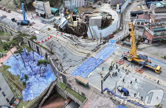 13일 경기 광명시 일직동 신안산선 복선전철 5-2공구 붕괴 현장이 통제되고 있다. 추가붕괴 위험과 함께 비가 내리고 강풍이 거세게 부는 등 기상조건이 악화한 탓에 현재 수색 작업은 멈춰진 상태다.2025.4.13/뉴스1 ⓒ News1 이동해 기자