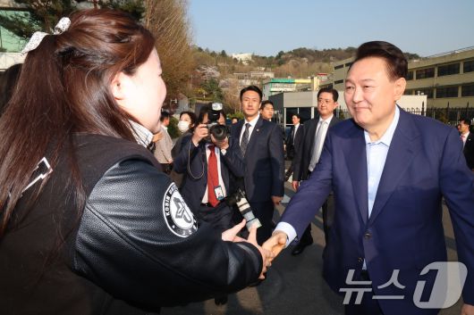 윤석열 전 대통령이 파면 결정 후 일주일 만인 11일 오후 서울 용산구 한남동 대통령 관저를 떠나기 앞서 정문 앞에서 자유대학 소속 학생들과 인사를 나누고 있다. (공동취재) 2025.4.11/뉴스1 ⓒ News1 김성진 기자