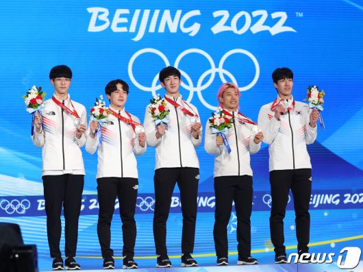 2022 베이징 동계올림픽 쇼트트랙 남자 계주 5000m에서 2위를 차지한 대한민국 쇼트트랙 대표팀의 곽윤기(오른쪽에서 두 번째). 2022.2.17/뉴스1 ⓒ News1 박지혜 기자