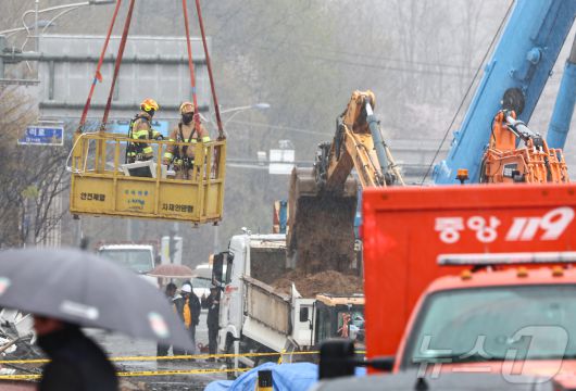 14일 경기 광명시 일직동 신안산선 복선전철 5-2공구 붕괴 현장에서 소방관 등 관계자들이 실종자 수색 작업을 이어가고 있다. 2025.4.14/뉴스1 ⓒ News1 김도우 기자