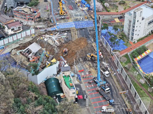 14일 경기 광명시 일직동 신안산선 복선전철 5-2공구 붕괴 현장에서 소방관 등 관계자들이 실종자 수색 작업을 이어가고 있다. 2025.4.14/뉴스1 ⓒ News1 김도우 기자