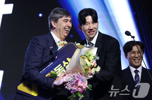 14일 오후 서울 서대문구 그랜드 스위스 호텔에서 열린 프로배구 '2024-2025 도드람 V리그' 시상식에서 감독상을 수상한 현대캐피탈 필립 블랑 감독이 선수들로부터 축하 꽃다발을 받고 있다. 2025.4.14/뉴스1 ⓒ News1 이승배 기자