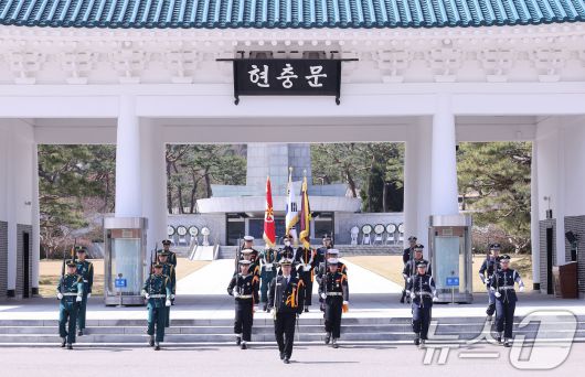 15일 서울 동작구 국립서울현충원 현충문 앞에서 열린 '현충문 정례 군(軍) 의장행사'에서 국방부 의장대 소속 육·해·공군, 해병대 병사들이 근무교대식을 하고 있다.  2025.4.15/뉴스1 ⓒ News1 박지혜 기자