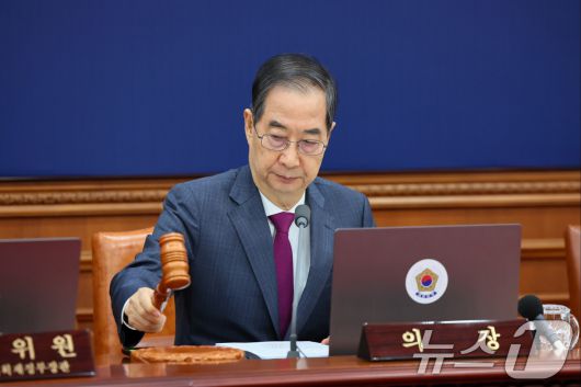 한덕수 대통령 권한대행 국무총리가 14일 서울 종로구 정부서울청사에서 열신 국무회의에서 의사봉을 두드리고 있다. (총리실 제공, 재판매 및 DB 금지) 2025.4.14/뉴스1 ⓒ News1 임세영 기자