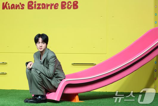 방탄소년단(BTS) 진이 15일 서울 종로구 JW메리어트 동대문 스퀘어 서울에서 열린 넷플릭스 새 예능 '대환장 기안장' 기자간담회에서 미끄럼틀에 앉아 귀여운 포즈를 취하고 있다. '대환장 기안장'은 기안적 낭만이 가득한 울릉도 기안장에서 기안84와 서포트 멤버 방탄소년단 진, 배우 지예은이 숙박객들과 펼치는 기상천외한 신개념 민박 버라이어티다. 2025.4.15/뉴스1 ⓒ News1 권현진 기자