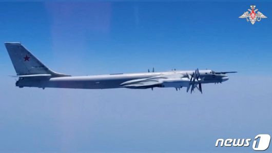 14일 (현지시간) 러시아 공군의 Tu-95MS 전략 폭격기가 북극의 공해를 비행하고 있다. 2023.8.15 ⓒ 로이터=뉴스1 ⓒ News1 우동명 기자