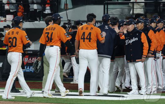 28일 대전 한화생명볼파크에서 열린 '2025 신한 SOL 뱅크 KBO리그' 한화 이글스와 기아 타이거즈 경기에서 한화가 7대2 승리하며 한화 김경문감독이 4연패를 끊은 선수들을 격려하고 있다. 2025.3.28/뉴스1 ⓒ News1 김기남 기자