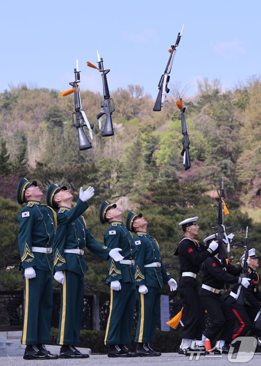 15일 서울 동작구 국립서울현충원 현충문 앞에서 열린 '현충문 정례 군(軍) 의장행사'에서 국방부 의장대 소속 육·해·공군, 해병대 병사들이 동작시범을 하고 있다.  2025.4.15/뉴스1 ⓒ News1 박지혜 기자