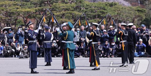 15일 서울 동작구 국립서울현충원 현충문 앞에서 열린 '현충문 정례 군(軍) 의장행사'에서 국방부 의장대 소속 육·해·공군, 해병대 병사들이 동작시범을 하고 있다. 현충문 정례 군 의장행사는 상반기 4~6월, 하반기 9~10월 중 매주 화·목요일 오전 11시부터 현충문 앞에서 약 20분간 진행된다. 2025.4.15/뉴스1 ⓒ News1 박지혜 기자